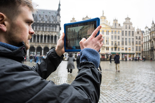 Playing with MatterBricks at Grand-Place of Brussels [Photo by Aurore Delsoir