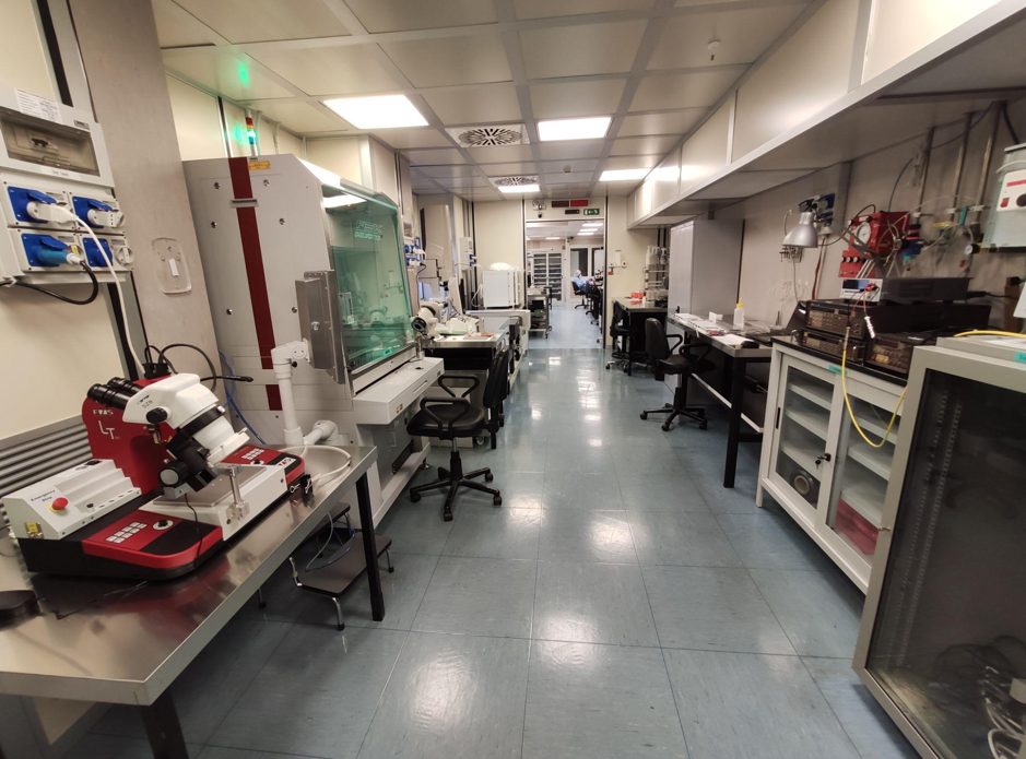 A general view of the Clean Room in Perugia Almost 100 m^2 ISO 7 clean room, divided into two ambients. The longitudinal configuration is optimised for sequential operations and assembly lines. Credits: Cristiano Turrioni.